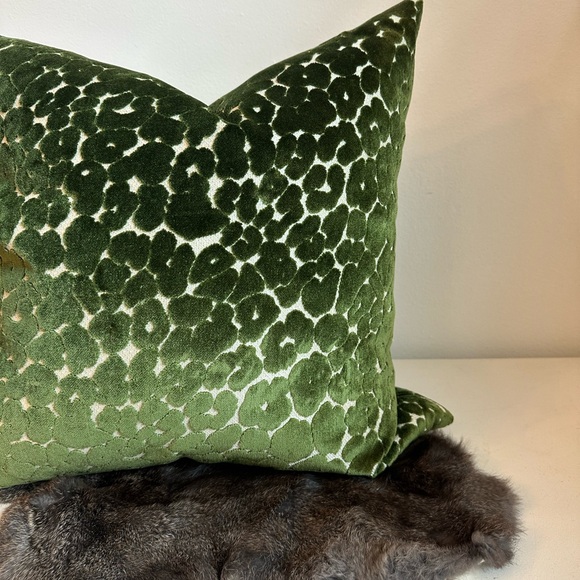 Green Velvet Patterned Pillow - Picture 3 of 4
